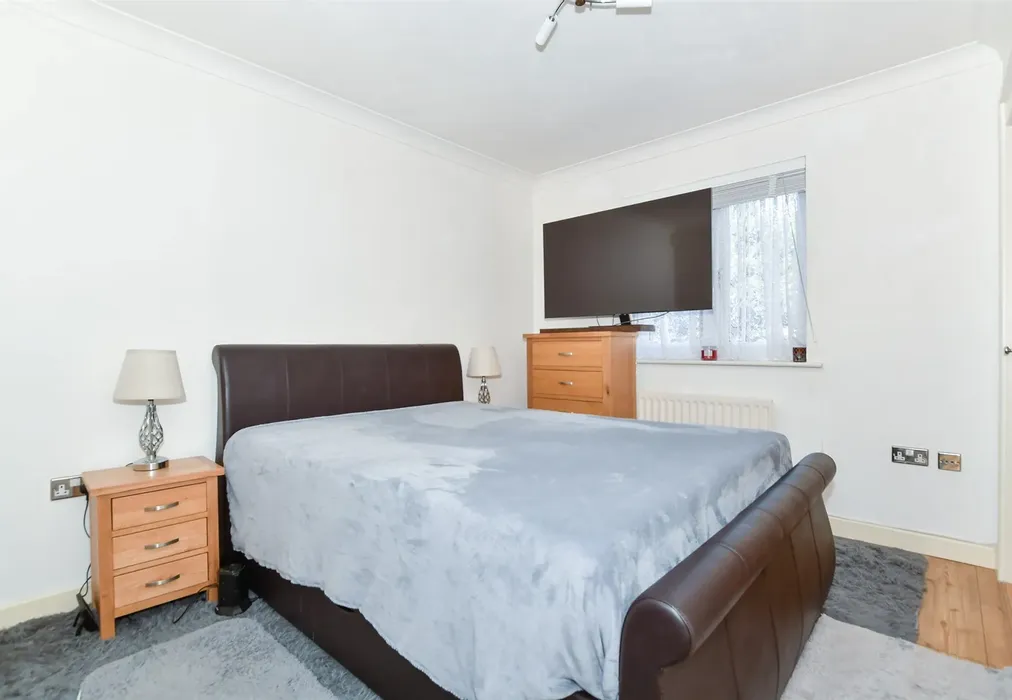 Bedroom 1 - The Lakes, Larkfield, Kent - Wards of Kent