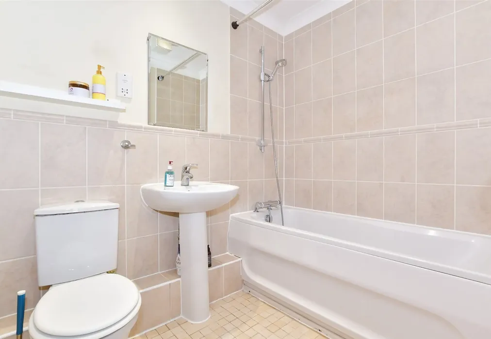 En-Suite Bathroom - The Lakes, Larkfield, Kent - Wards of Kent