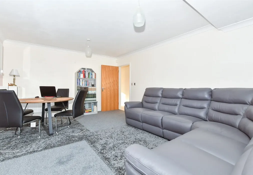 Lounge - The Lakes, Larkfield, Kent - Wards of Kent
