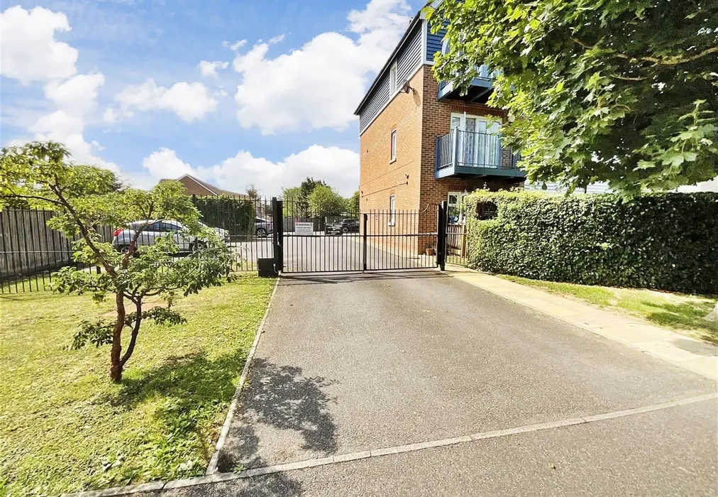 External Feature - The Lakes, Larkfield, Kent - Wards of Kent