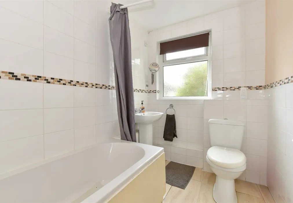 Bathroom - Victoria Road, Sandown, Isle of Wight - Wards of Kent