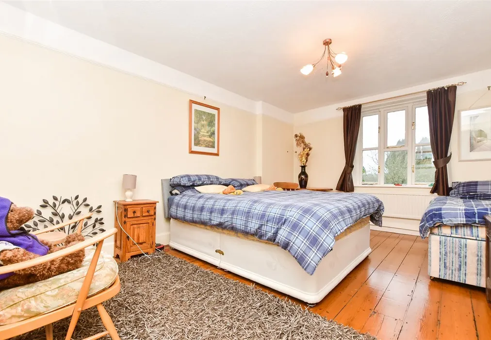 Bedroom 1 - Turners Hill Road, East Grinstead, West Sussex - Wards of Kent