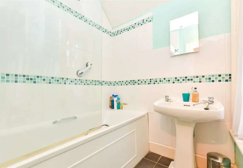 Bathroom - Turners Hill Road, East Grinstead, West Sussex - Wards of Kent