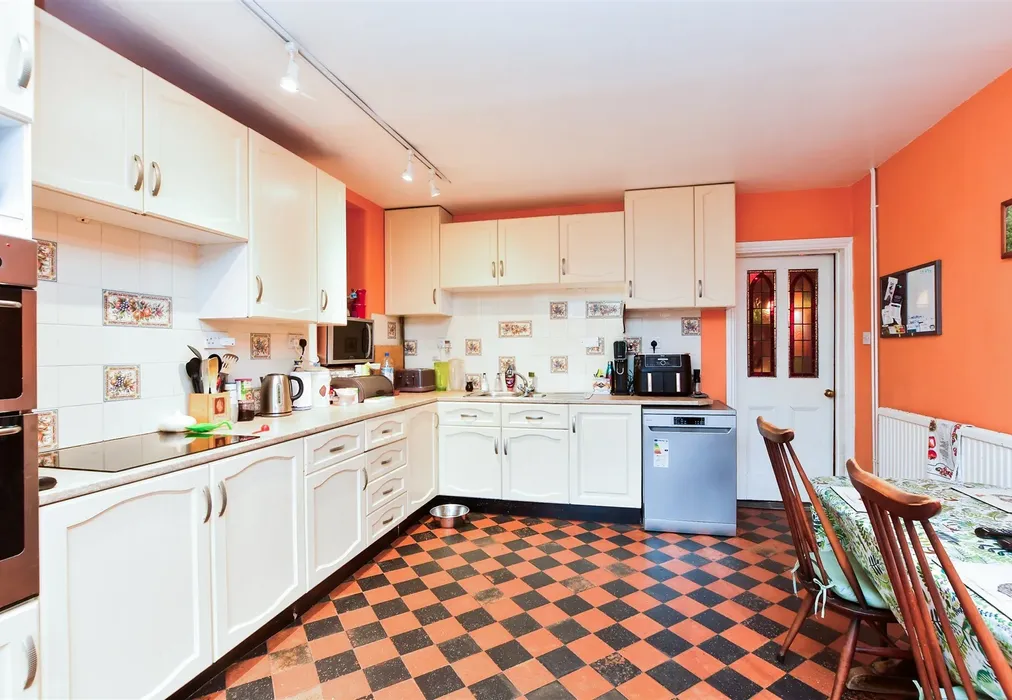 Kitchen - Turners Hill Road, East Grinstead, West Sussex - Wards of Kent