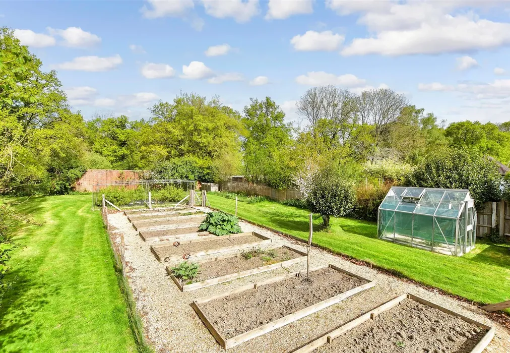 Side Garden - Turners Hill Road, East Grinstead, West Sussex - Wards of Kent