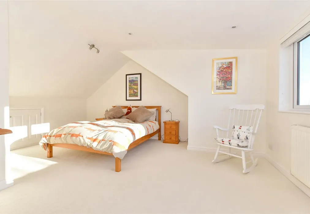 Bedroom 1 - The Pitts, Bonchurch, Isle of Wight - Wards of Kent