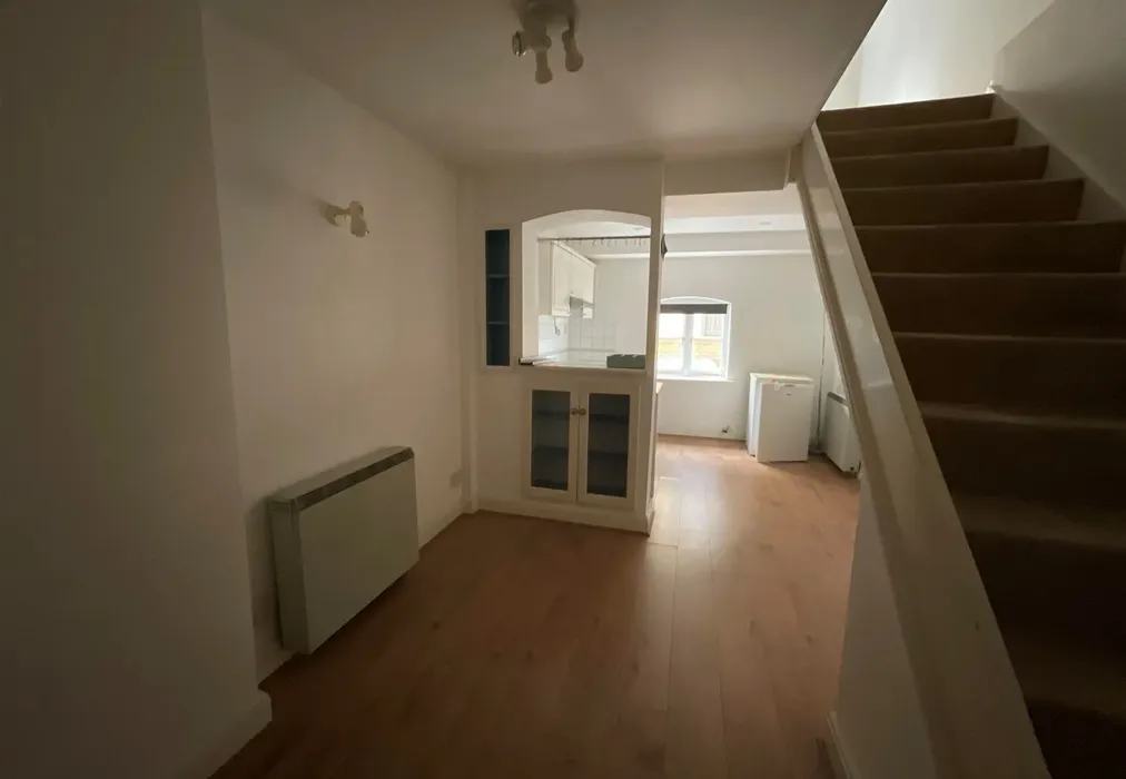 Lounge 2 - Clifton Road, Gravesend, Kent - Wards of Kent