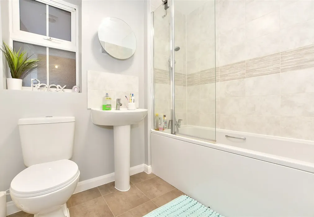 Bathroom - Vickery Court, Staplehurst, Tonbridge, Kent - Wards of Kent