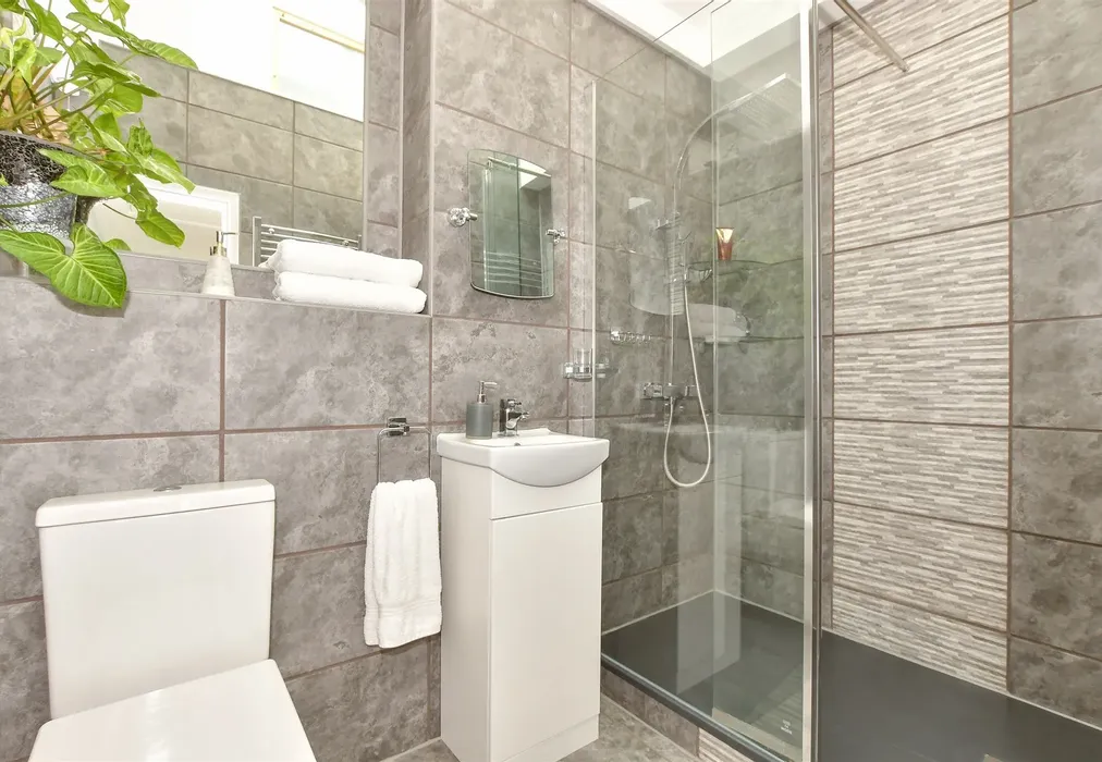 Bathroom - Leicester Avenue, Cliftonville, Margate, Kent - Wards of Kent