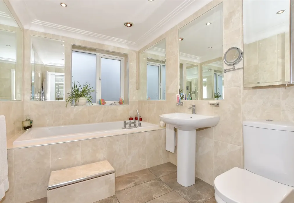 En-Suite - Leicester Avenue, Cliftonville, Margate, Kent - Wards of Kent