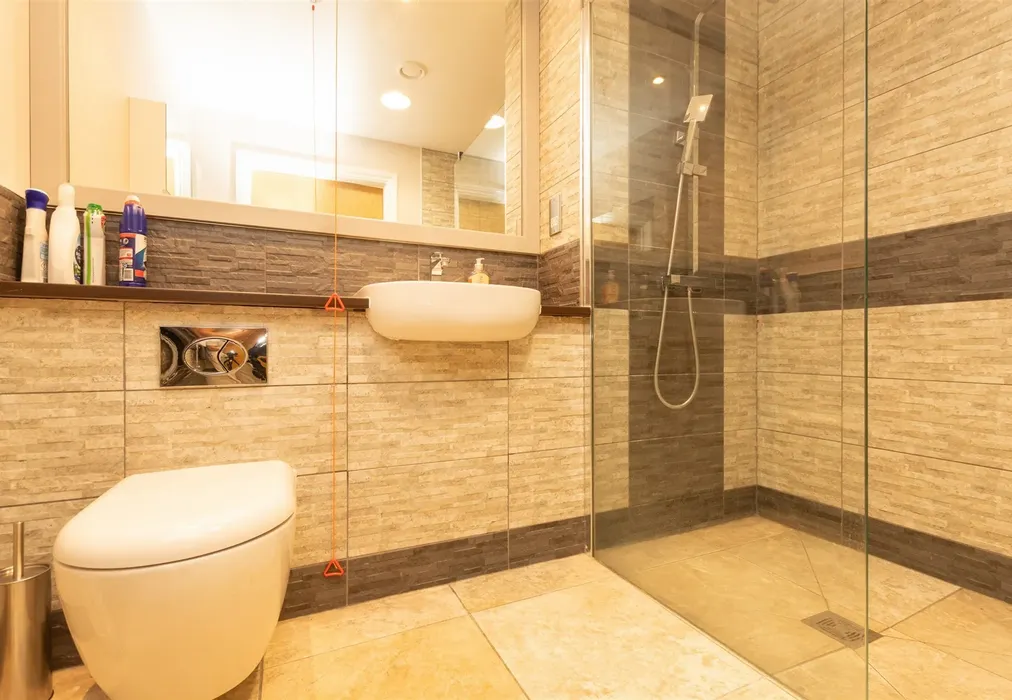 Bathroom - Rowhill Road, Swanley, Kent - Wards of Kent