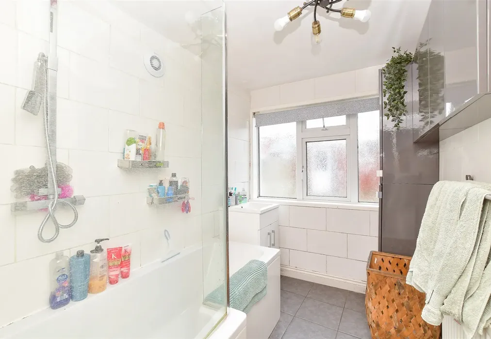 Bathroom - Beresford Road, North End, Portsmouth, Hampshire - Wards of Kent