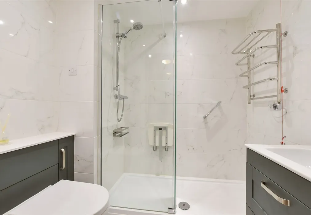 Bathroom - Queen Street, Arundel, West Sussex - Wards of Kent