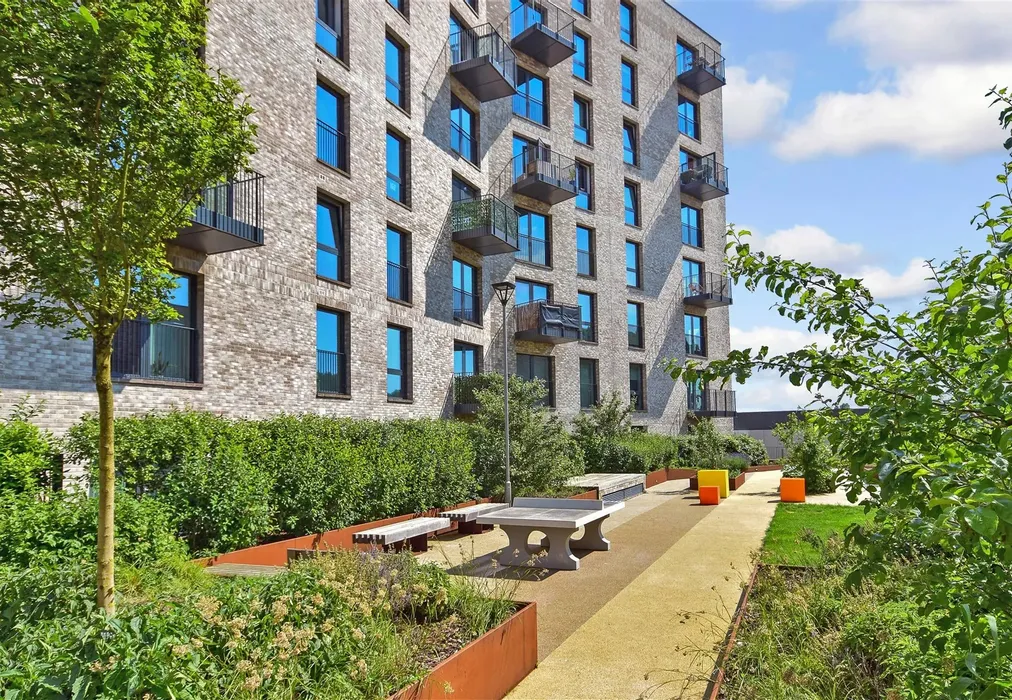 Communal Gardens - The Furlong, Home X (New Homes), Brighton, East Sussex - Wards of Kent