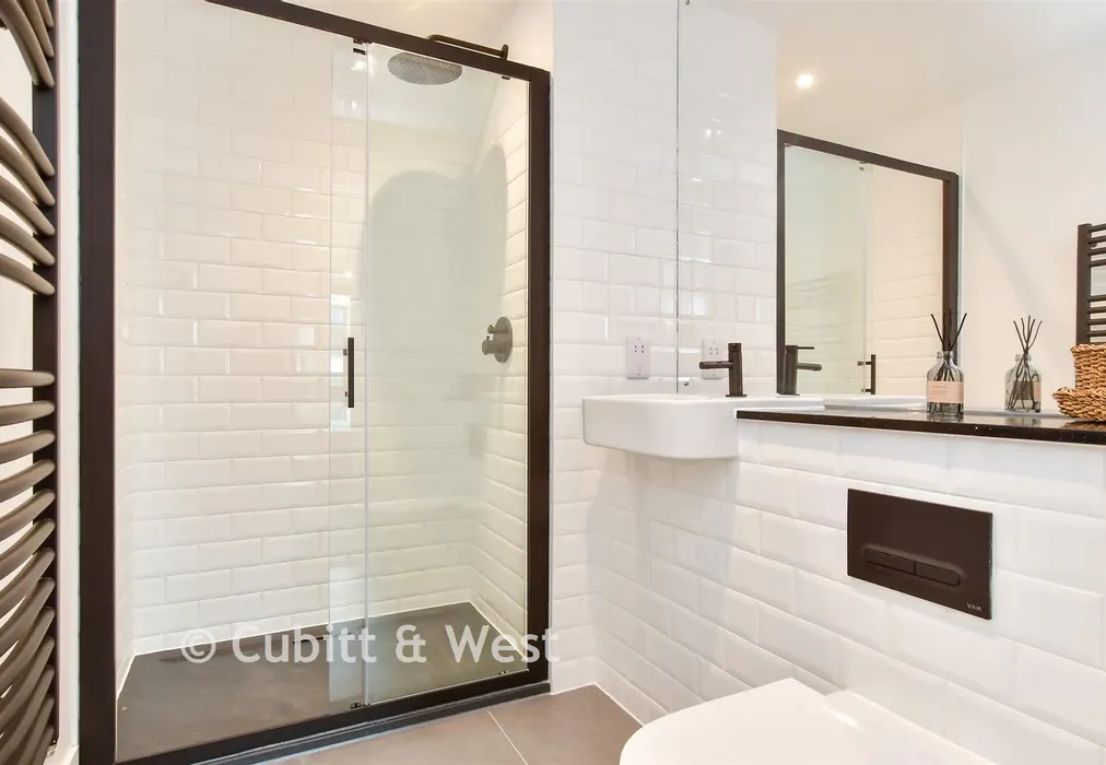 En-Suite - The Furlong, Brighton, East Sussex - Wards of Kent
