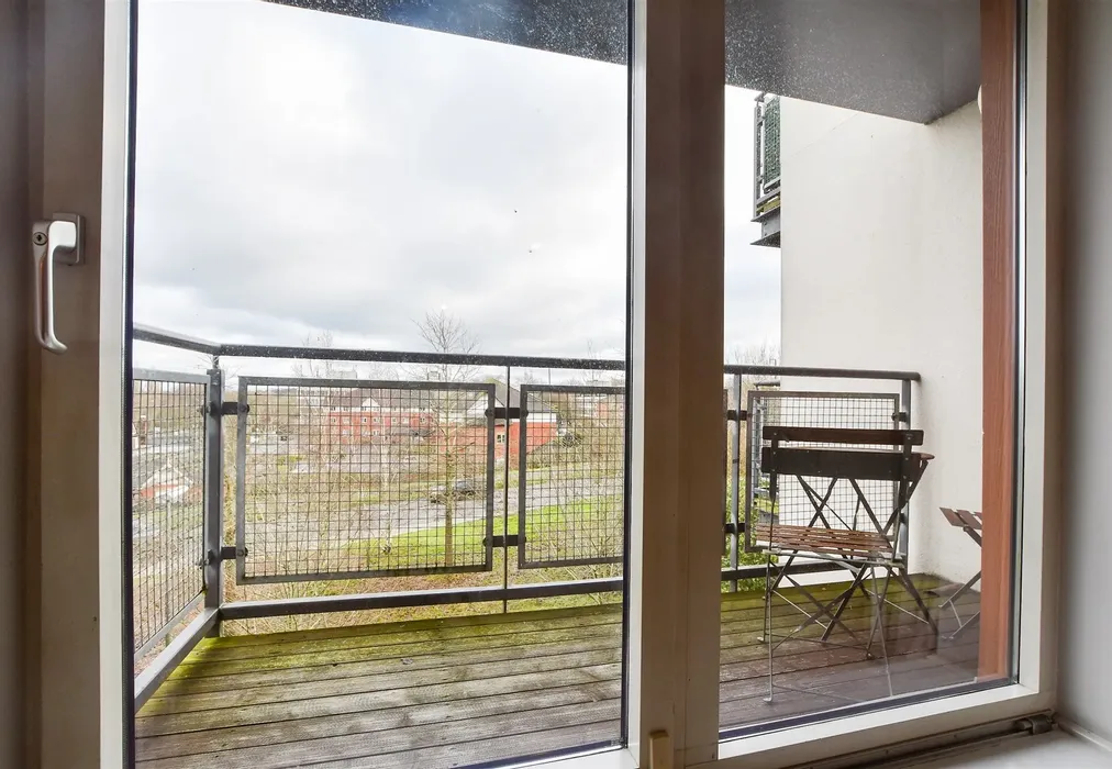 Balcony - Commonwealth Drive, Three Bridges, Crawley, West Sussex - Wards of Kent