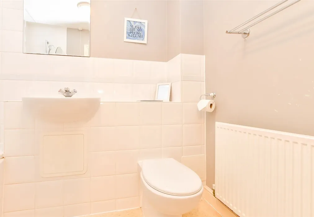 Bathroom - Commonwealth Drive, Three Bridges, Crawley, West Sussex - Wards of Kent