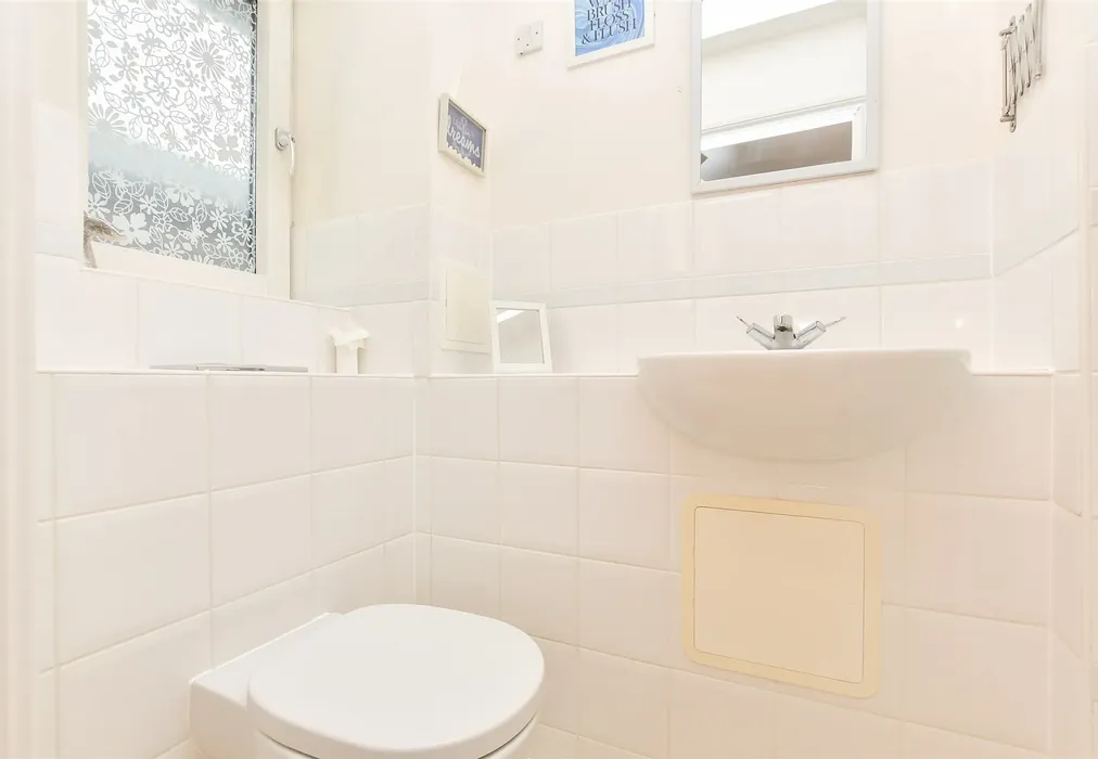 En-Suite - Commonwealth Drive, Three Bridges, Crawley, West Sussex - Wards of Kent