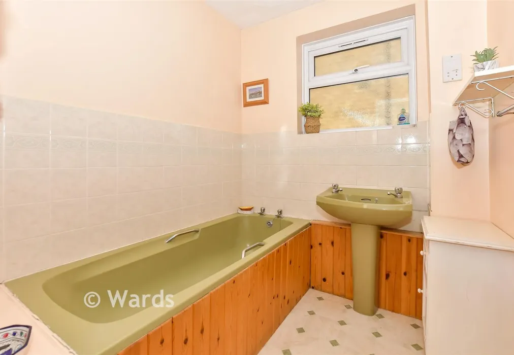 Bathroom - St. Peter's Road, Broadstairs, Kent - Wards of Kent