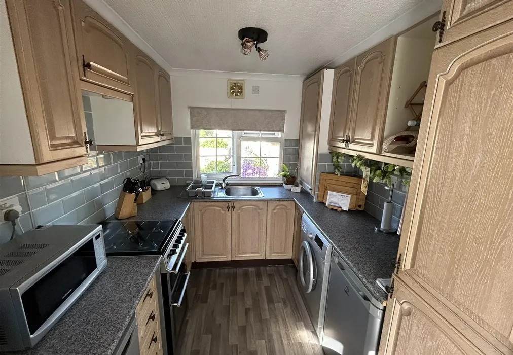 Kitchen - Hedge Barton, Fordcombe, Tunbridge Wells, Kent - Wards of Kent