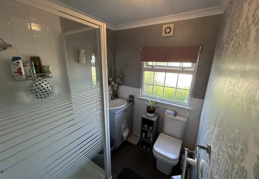 Shower Room - Hedge Barton, Fordcombe, Tunbridge Wells, Kent - Wards of Kent