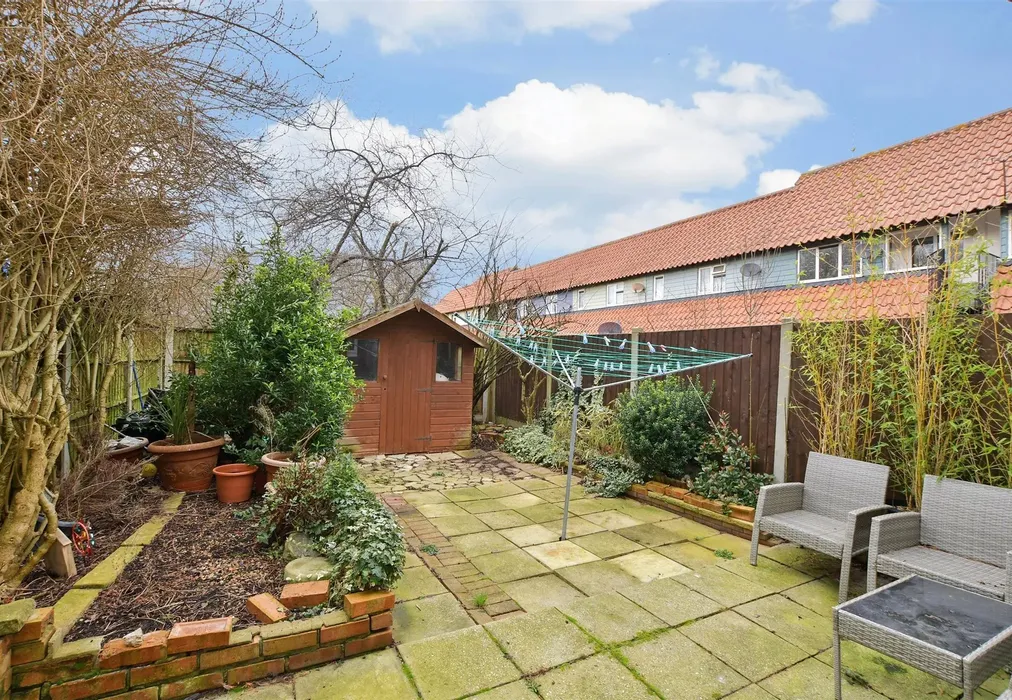 Rear Garden - Loxford, Basildon, Essex - Wards of Kent