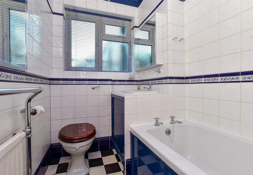 Bathroom - Alberta Avenue, Sutton, Surrey - Wards of Kent