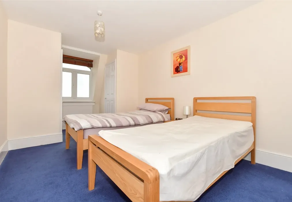 Bedroom 1 - Queens Gardens, Broadstairs, Kent - Wards of Kent