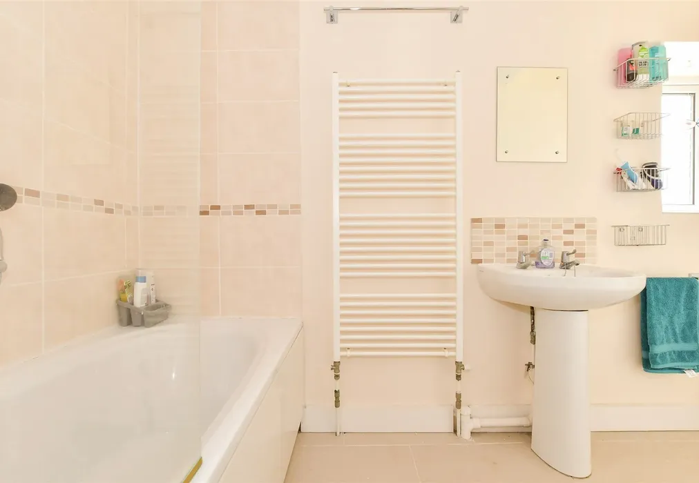Bathroom - Queens Gardens, Broadstairs, Kent - Wards of Kent