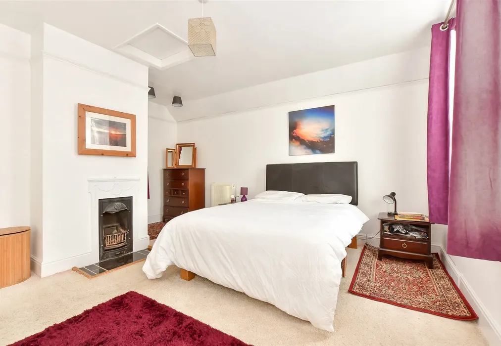 Bedroom 1 - Avenue Road, Freshwater, Isle of Wight - Wards of Kent