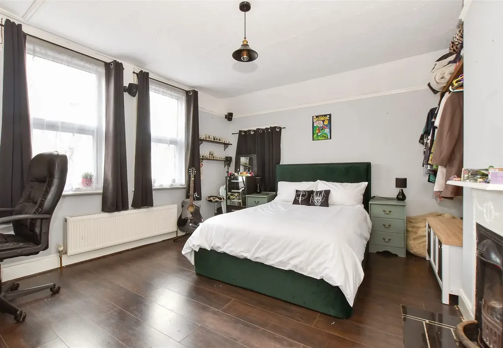 Bedroom 3 - Avenue Road, Freshwater, Isle of Wight - Wards of Kent