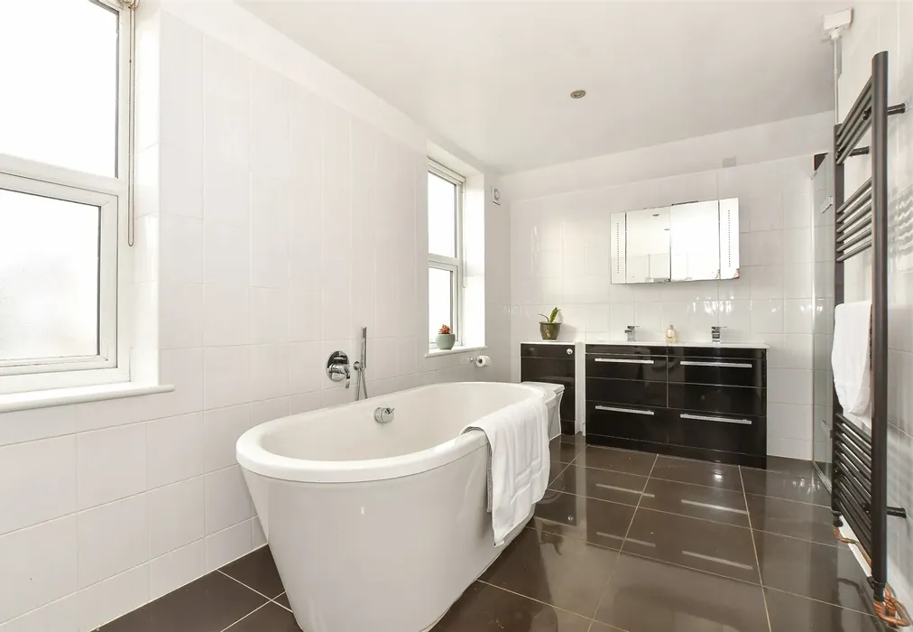 Bathroom - Avenue Road, Freshwater, Isle of Wight - Wards of Kent