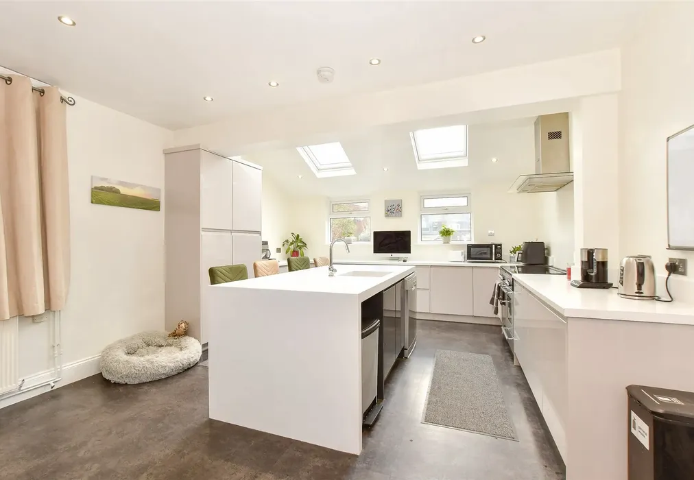 Kitchen - Avenue Road, Freshwater, Isle of Wight - Wards of Kent