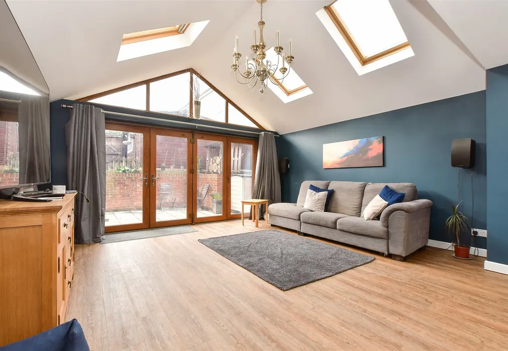 Lounge - Avenue Road, Freshwater, Isle of Wight - Wards of Kent