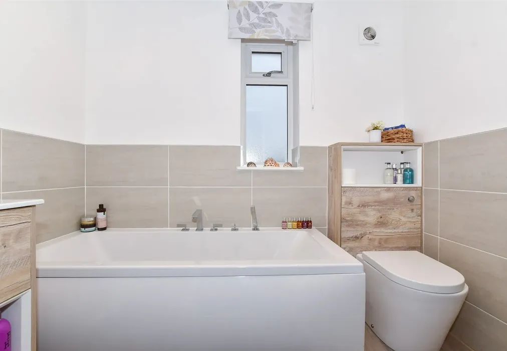 En-Suite Bathroom - Cowdrey Close, Maidstone, Kent - Wards of Kent