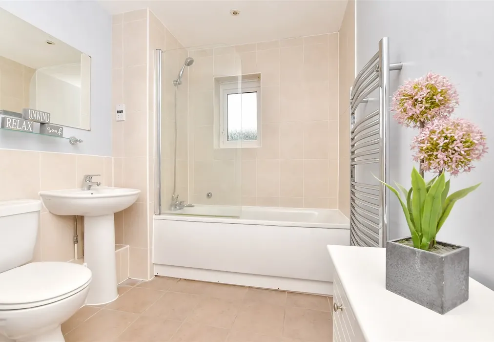 Bathroom - Greyford Close, Leatherhead, Surrey - Wards of Kent