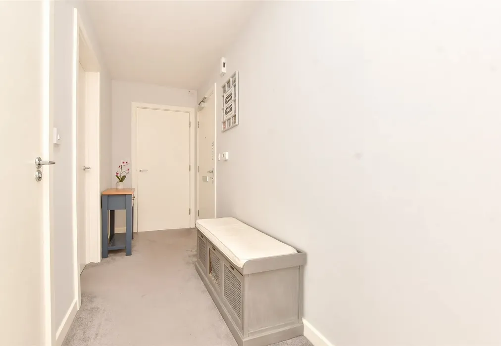 Entrance Hall - Greyford Close, Leatherhead, Surrey - Wards of Kent