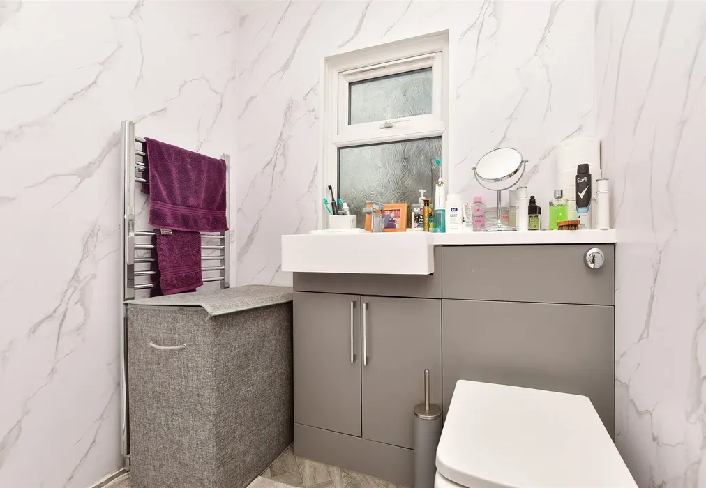 Bathroom - Bonehurst Road, Horley, Surrey - Wards of Kent