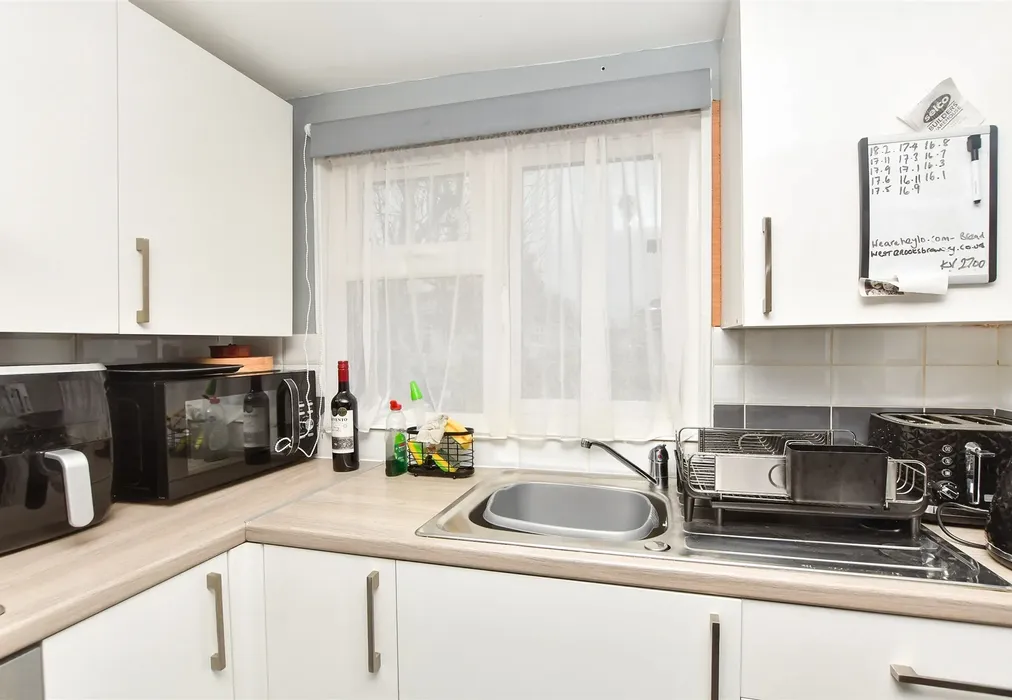 Kitchen - Bonehurst Road, Horley, Surrey - Wards of Kent