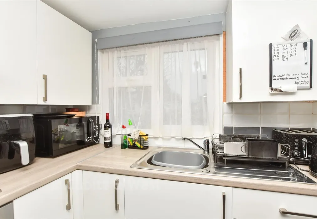 Kitchen - Bonehurst Road, Horley, Surrey - Wards of Kent