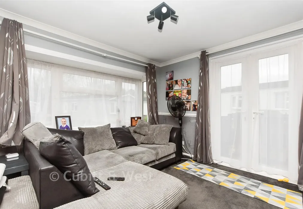 Lounge - Bonehurst Road, Horley, Surrey - Wards of Kent