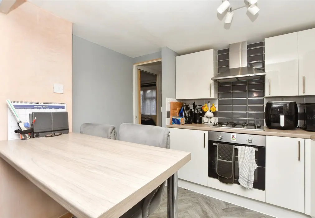 Kitchen - Bonehurst Road, Horley, Surrey - Wards of Kent