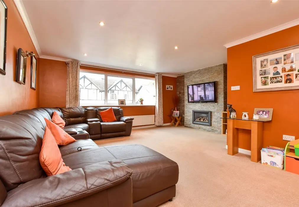 Lounge - Well Street, Loose, Maidstone, Kent - Wards of Kent