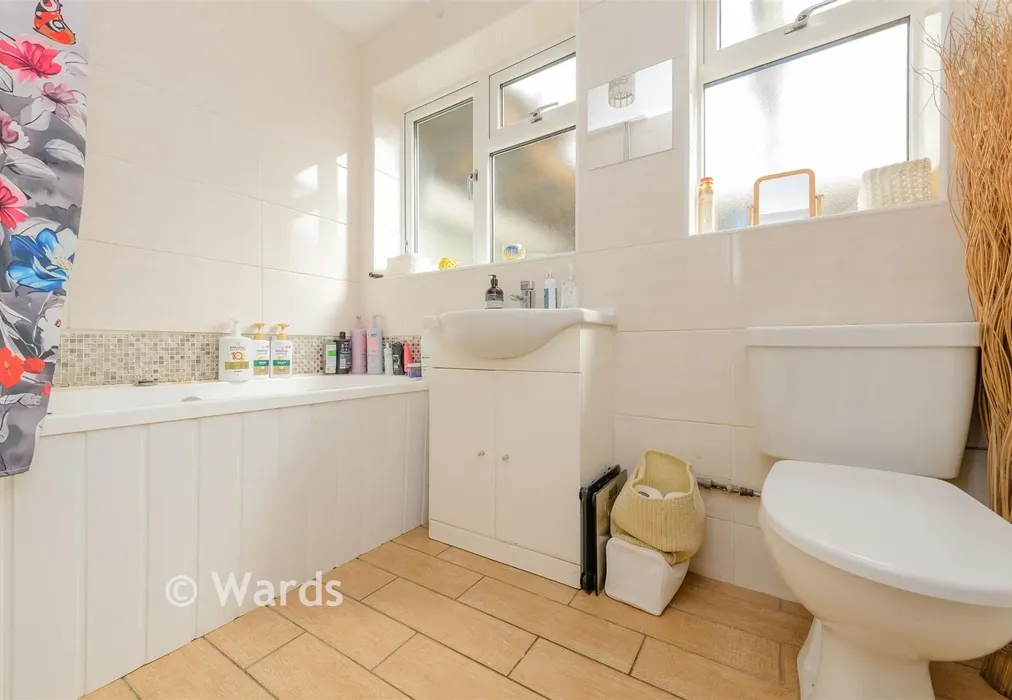 Bathroom - Multon Road, West Kingsdown, Sevenoaks, Kent - Wards of Kent