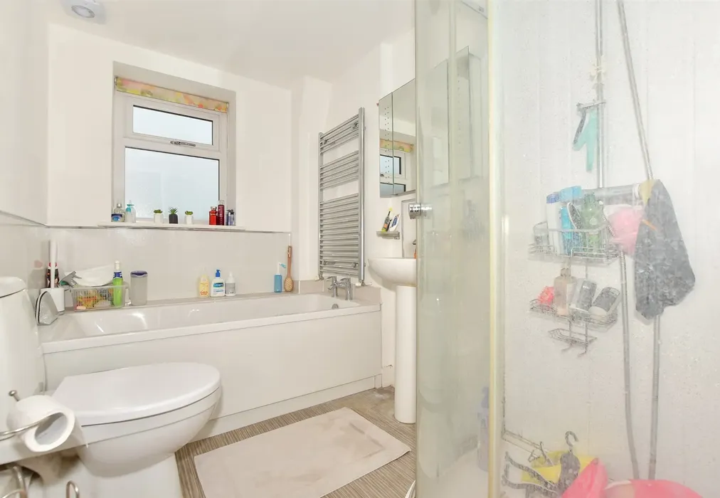 Bathroom - Ramsgate Road, Margate, Kent - Wards of Kent