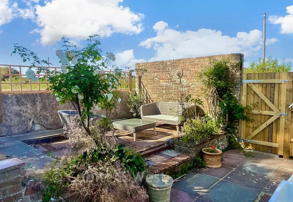 Rear Garden - Ford Lane, Ford, Arundel, West Sussex - Wards of Kent