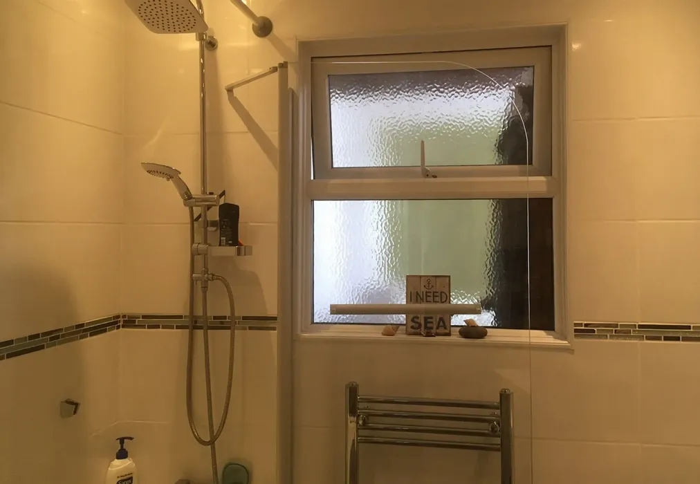 Bathroom - The Hollies, Gravesend, Kent - Wards of Kent