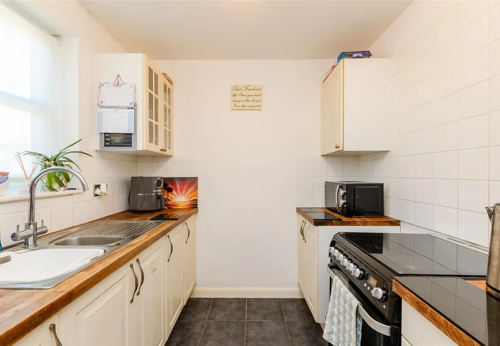 Kitchen - The Hollies, Gravesend, Kent - Wards of Kent