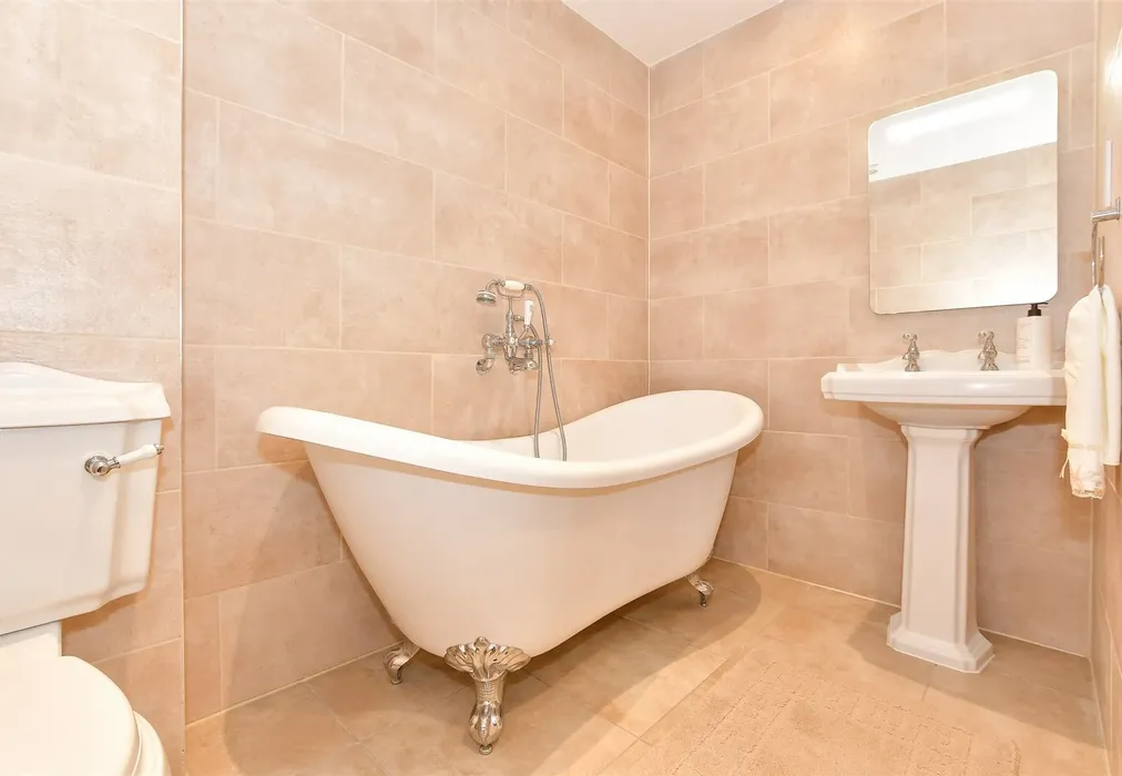 Bathroom - Maidstone Road, Staplehurst, Kent - Wards of Kent
