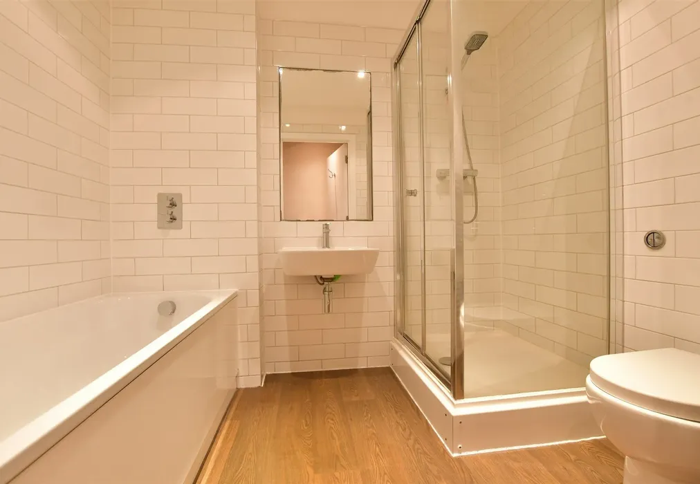 Bathroom - Channelsea Road, London - Wards of Kent